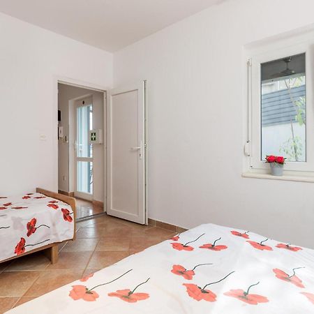 1 Bedroom Beautiful Apartment In Vrh Vrh  Exterior foto