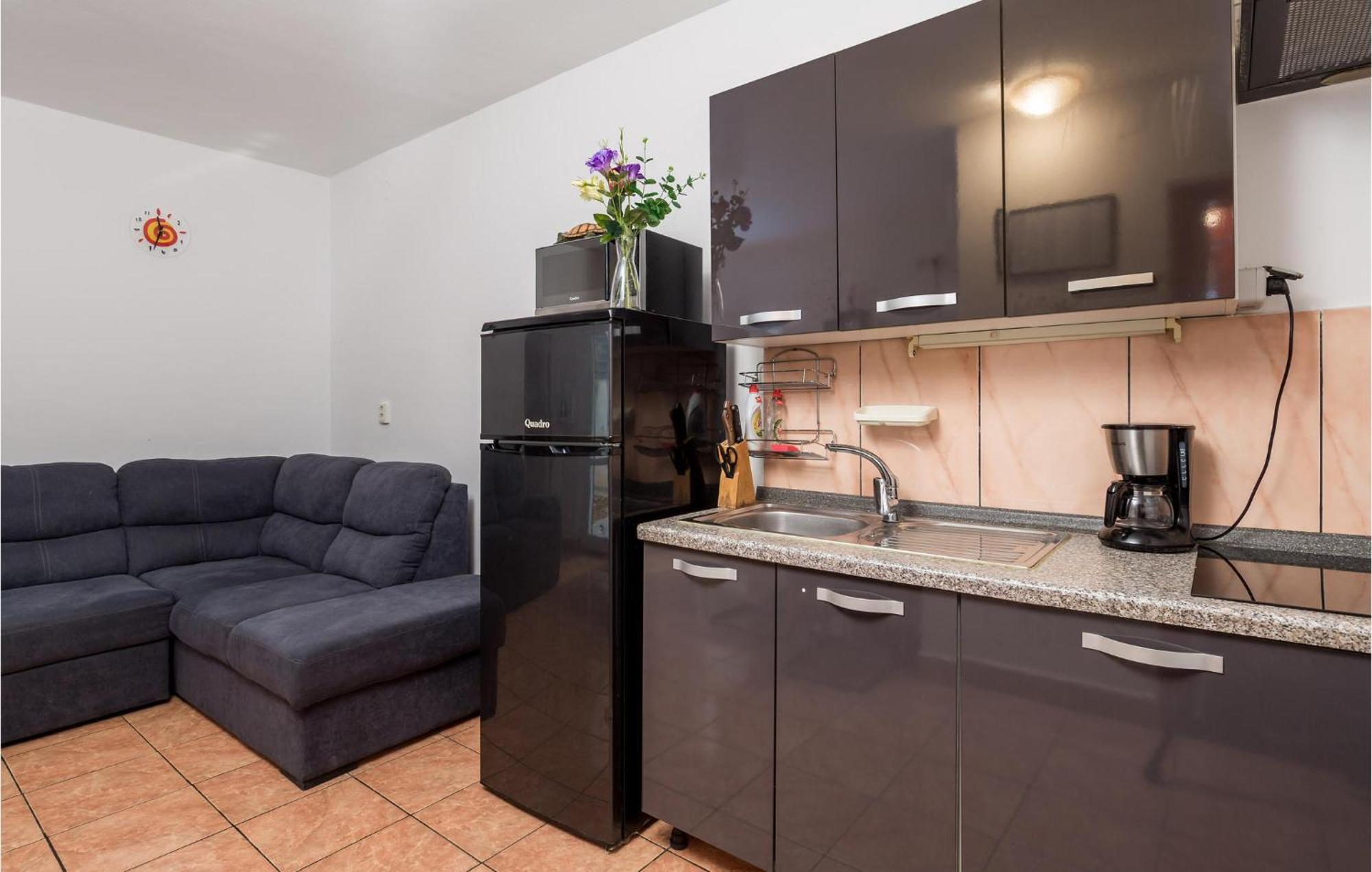 1 Bedroom Beautiful Apartment In Vrh Vrh  Exterior foto
