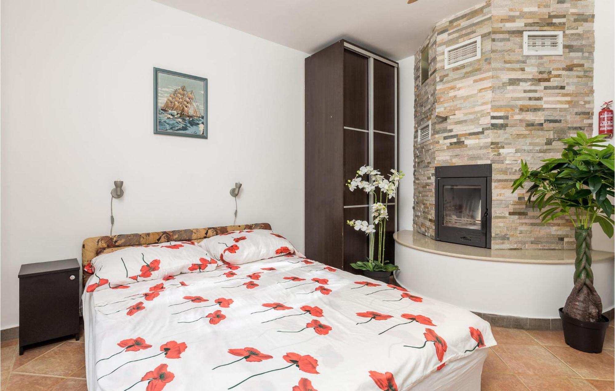 1 Bedroom Beautiful Apartment In Vrh Vrh  Exterior foto