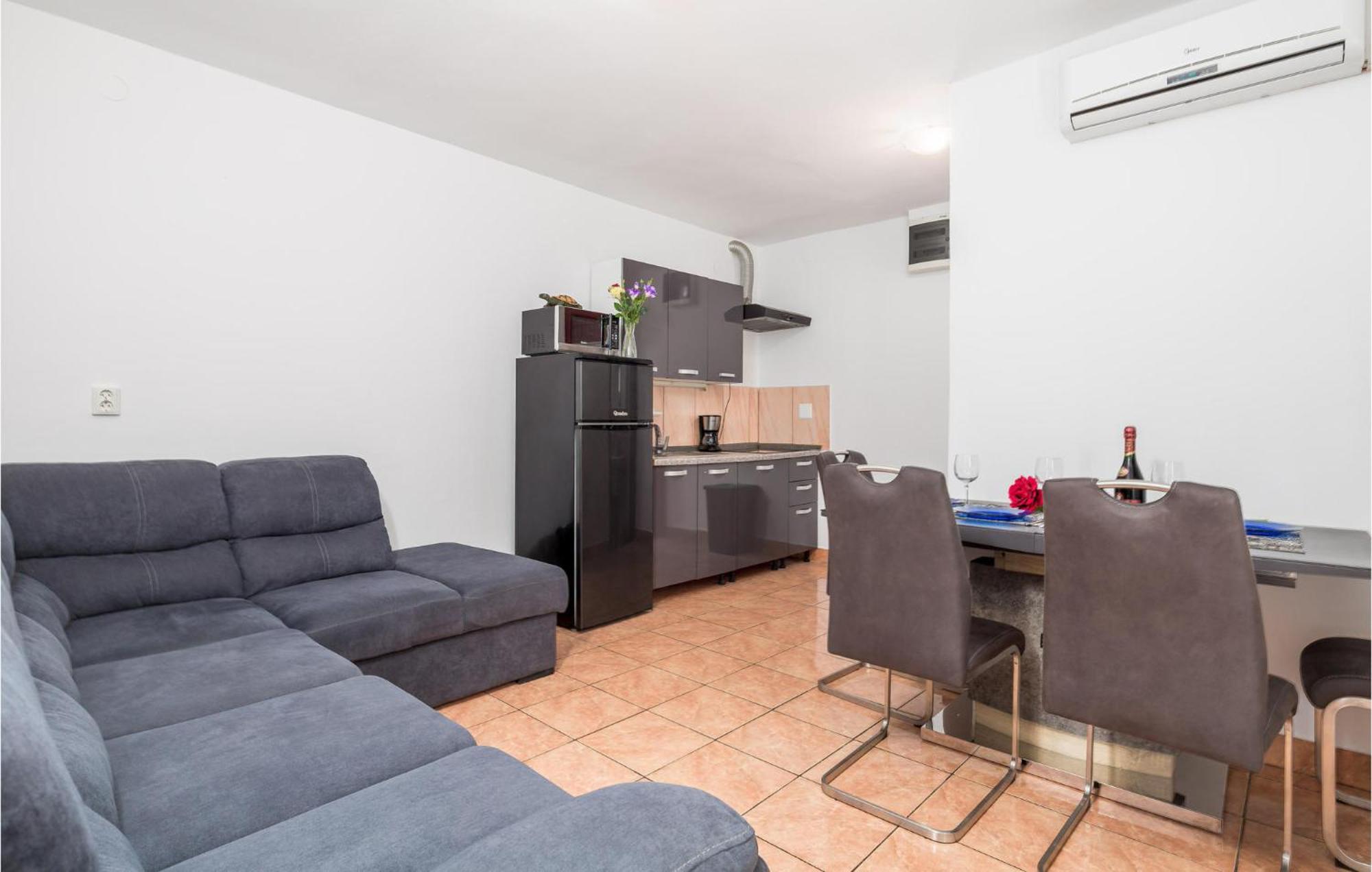 1 Bedroom Beautiful Apartment In Vrh Vrh  Exterior foto