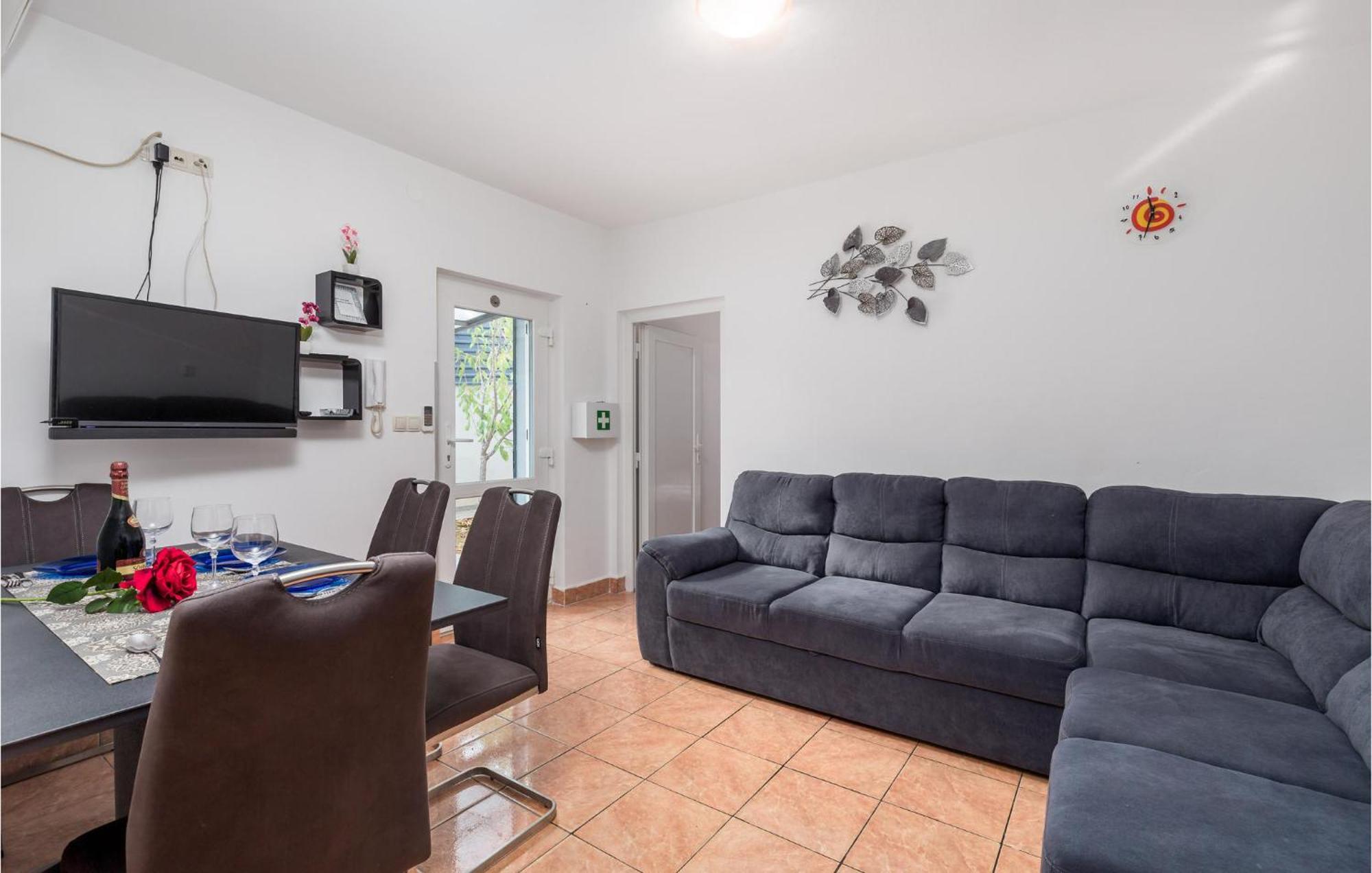 1 Bedroom Beautiful Apartment In Vrh Vrh  Exterior foto