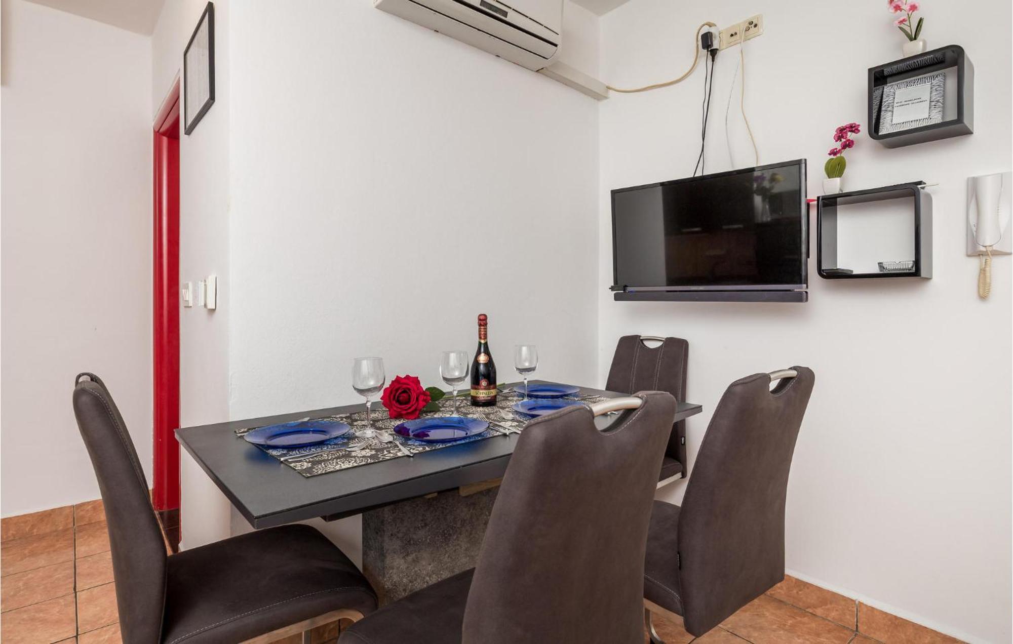 1 Bedroom Beautiful Apartment In Vrh Vrh  Exterior foto