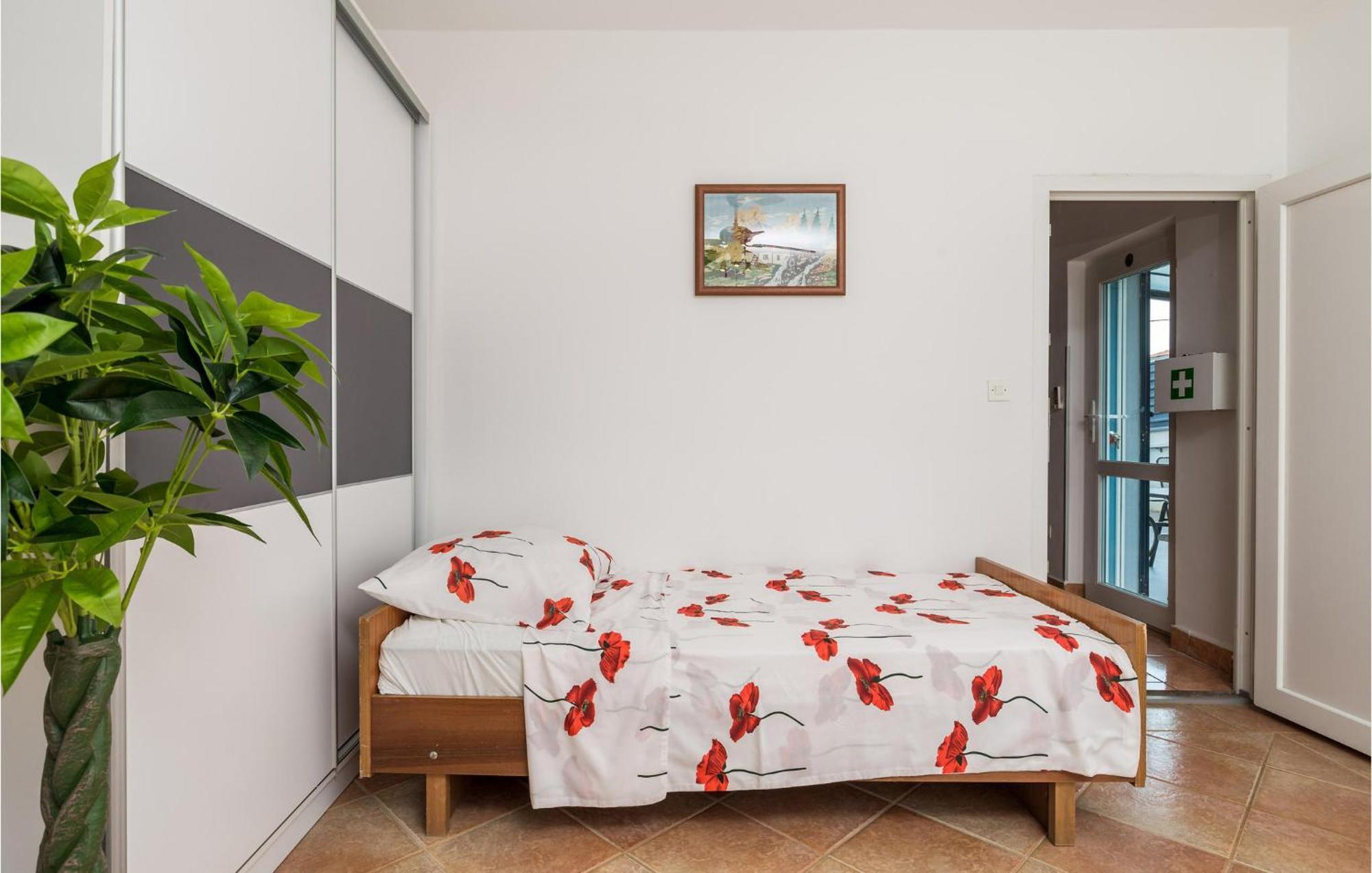1 Bedroom Beautiful Apartment In Vrh Vrh  Exterior foto