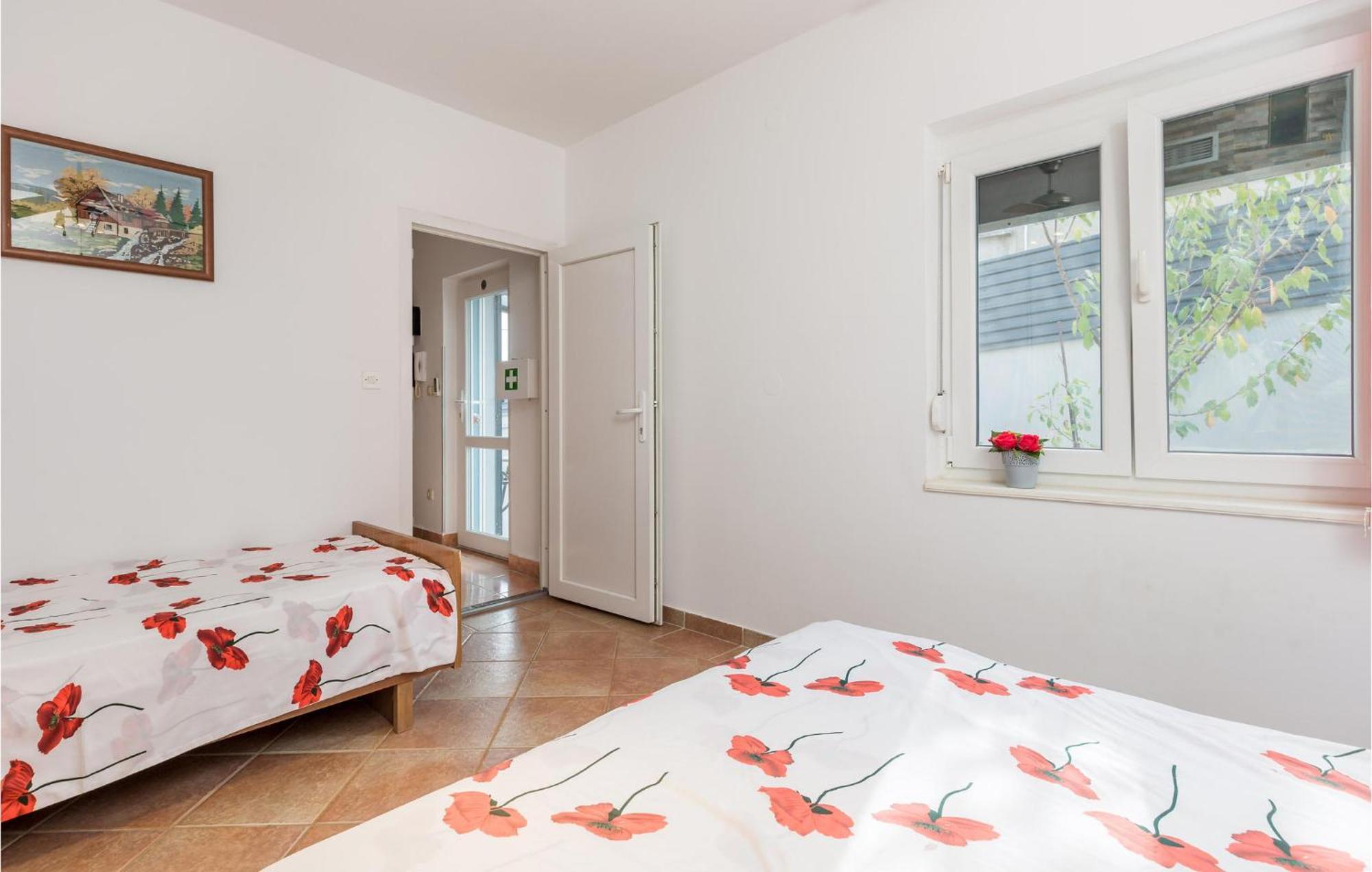 1 Bedroom Beautiful Apartment In Vrh Vrh  Exterior foto